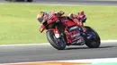 Pembalap Ducati Lenovo, Francesco Bagnaia memacu motornya selama MotoGP Valencia 2022 di sirkuit Ricardo Tormo, Valencia, Minggu (6/11/2022). Pembalap Italia itu mengunci gela di MotoGP Valencia 2022. (AP Photo/Alberto Saiz)