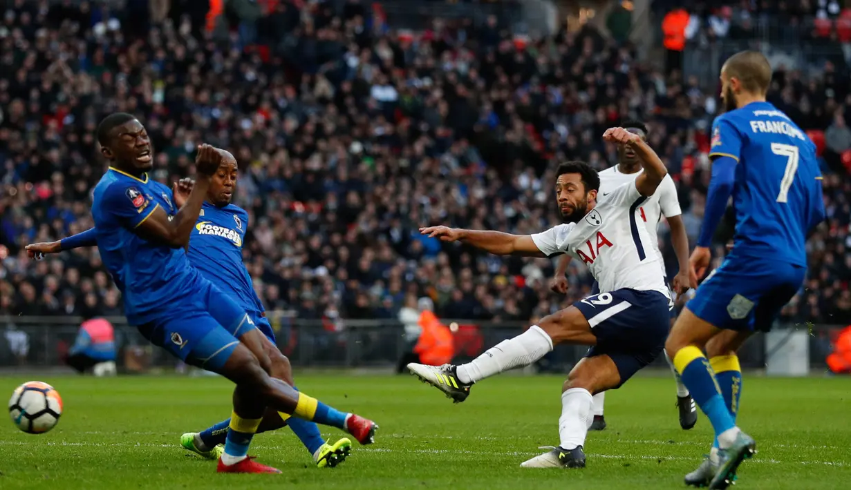 Gelandang Tottenham Hotspur Mousa Dembele berusaha melakukan tendangan ke gawang Wimbledon pada pertandingan putaran ketiga FA Cup di Stadion Wembley, Minggu (7/1). Tottenham Hotspur menang telak 3-0 atas Wimbledon. (Adrian DENNIS/AFP)