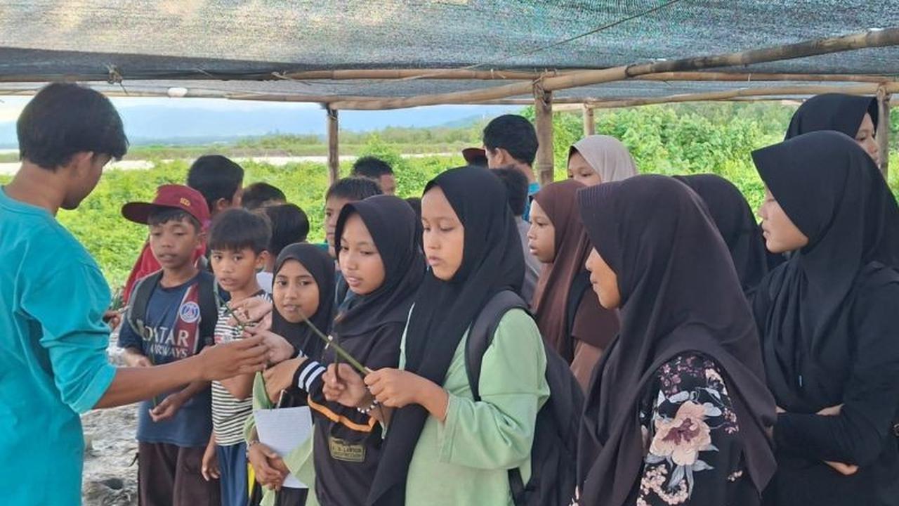 Edukasi Mangrove Parimo: Puluhan Pelajar SD Diajak Jaga Ekosistem Pesisir dan Kelola Sampah