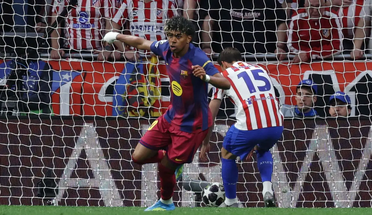 Barcelona sempat unggul lebih dullu lewat aksi Lamine Yamal di menit ke-4 dan Ferran Torres (24). Tampak dalam foto, penyerang Barcelona asal Spanyol, Lamine Yamal (kiri) merayakan golnya saat pertandingan leg kedua perempat final Liga Champions 2025/2026 melawan Club Atletico de Madrid di Stadion Metropolitano, Madrid pada Selasa 14 April 2026 waktu setempat atau Rabu (15/4/2026) dini hari WIB. (Thomas COEX/AFP)
