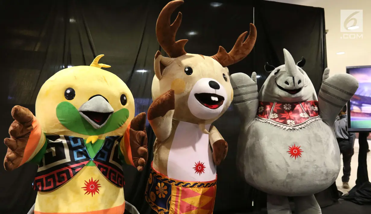 Pernak-pernik resmi Asian Games 2018 usai diluncurkan di Senayan City, Jakarta, Jumat (23/3). Peluncuran ini sekaligus mendukung pemberdayaan ekonomi rakyat karena pembuatannya melibatkan perusahaan lokal dan UMKM. (Liputan6.com/Angga Yuniar)