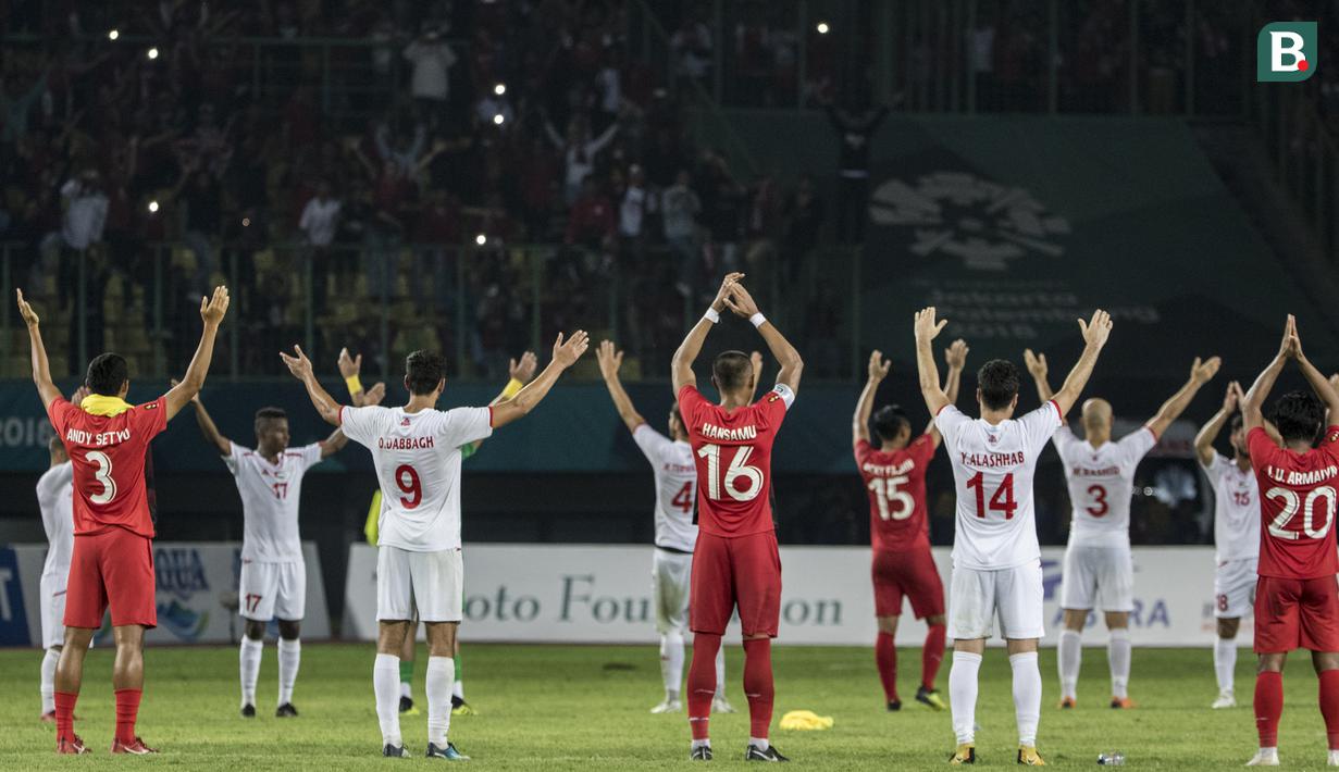 Pemain Indonesia dan Palestina melakukan viking clap pada laga Asian Games di Stadion Patriot, Jawa Barat, Rabu (15/8/2018). Indonesia takluk 1-2 dari Palestina. (Bola.com/Vitalis Yogi Trisna)