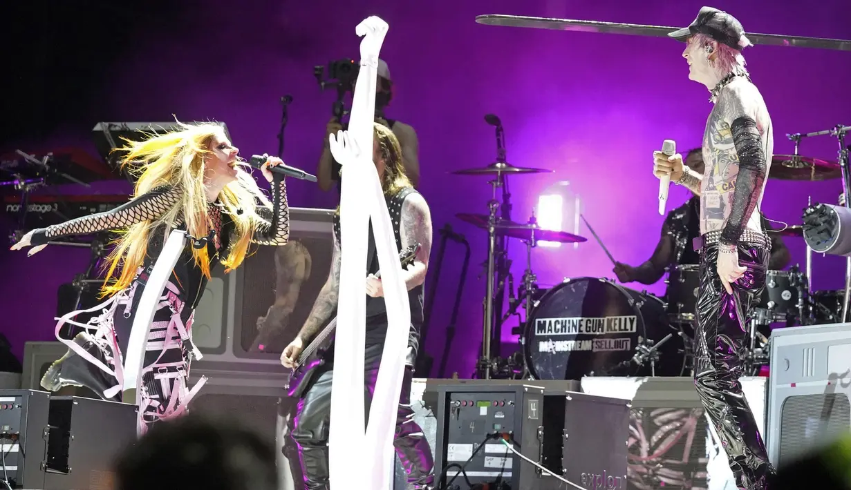 Avril Lavigne (kiri) tampil bersama Machine Gun Kelly pada hari kedua Festival Musik Lollapalooza di Grant Park, Chicago, Amerika Serikat, 29 Juli 2022. Hampir 100.000 orang diperkirakan akan memasuki area festival setiap hari. (Photo by Rob Grabowski/Invision/AP)