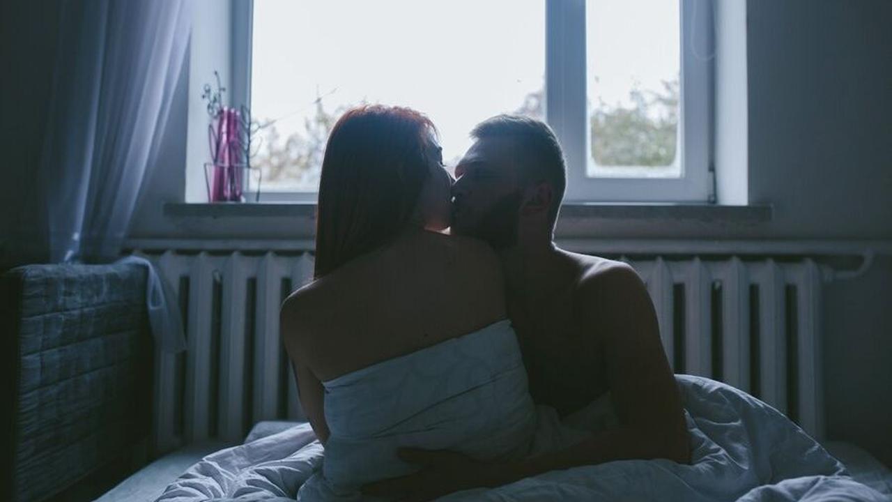 Pada pria, kenikmatan seksual sering kali ditandai dengan ereksi penis, di mana aliran darah dipompa ke arah tersebut.
