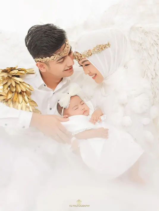 Keduanya juga kompak memakai headpiece emas yang melingkar di kepala [@fdphotography90]