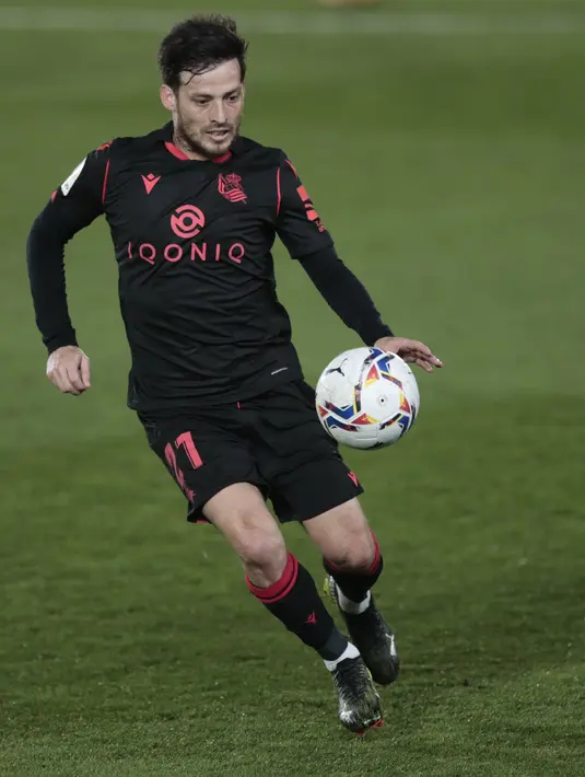 Gelandang Real Sociedad, David Silva berusaha mengontrol bola saat bertanding melawan Real Madrid pada pertandingan La Liga Spanyol di stadion Alfredo di Stefano di Madrid, Spanyol, Selasa (2/3/2021). Real Madrid  kalah selisih gol dengan Barcelona di tempat kedua.  (AP Photo/Bernat Armangue)