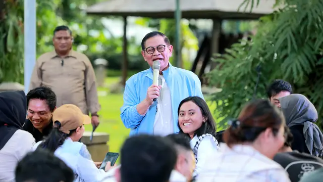 Gubernur Jakarta Pramono Anung berbincang dengan awak media di Taman Suropati, Menteng, Jakarta Pusat, Rabu (24/4/2025) (beritajakarta.id)