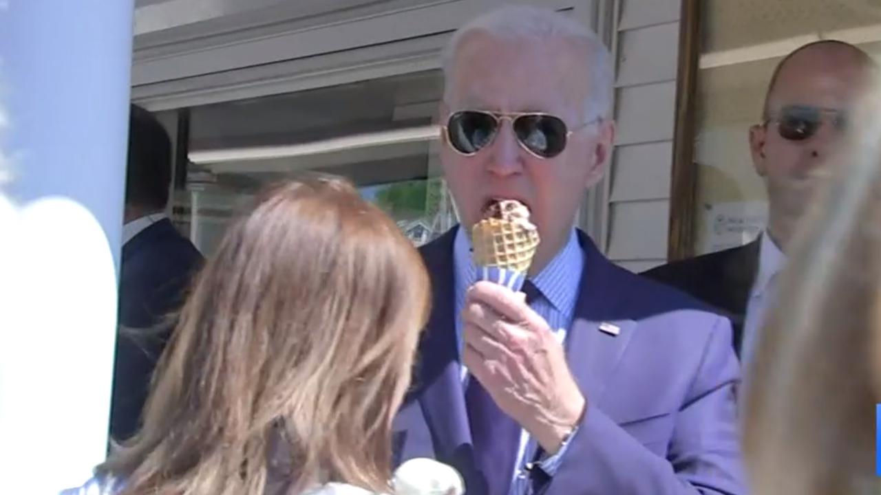 Presiden AS Joe Biden makan es krim bersama penggemar pada Mei 2021.