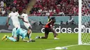 Timnas Belgia justru berhasil unggul pada menit ke-44 lewat gol Michy Batshuayi. Ia berhasil memanfaatkan umpan jauh yang dikirim Toby Alderweireld untuk kemudian melepaskan tendangan keras yang menaklukkan kiper Kanada, Milan Borjan. Skor 1-0 bertahan hingga babak pertama usai. (AP/Natacha Pisarenko)