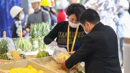 Para staf bekerja di area ekshibisi makanan Pameran Impor Internasional China (China International Import Expo/CIIE) ketiga di Shanghai, China, 2 November 2020. CIIE ketiga dijadwalkan berlangsung mulai 5 hingga 10 November di Shanghai. (Xinhua/Ding Ting)
