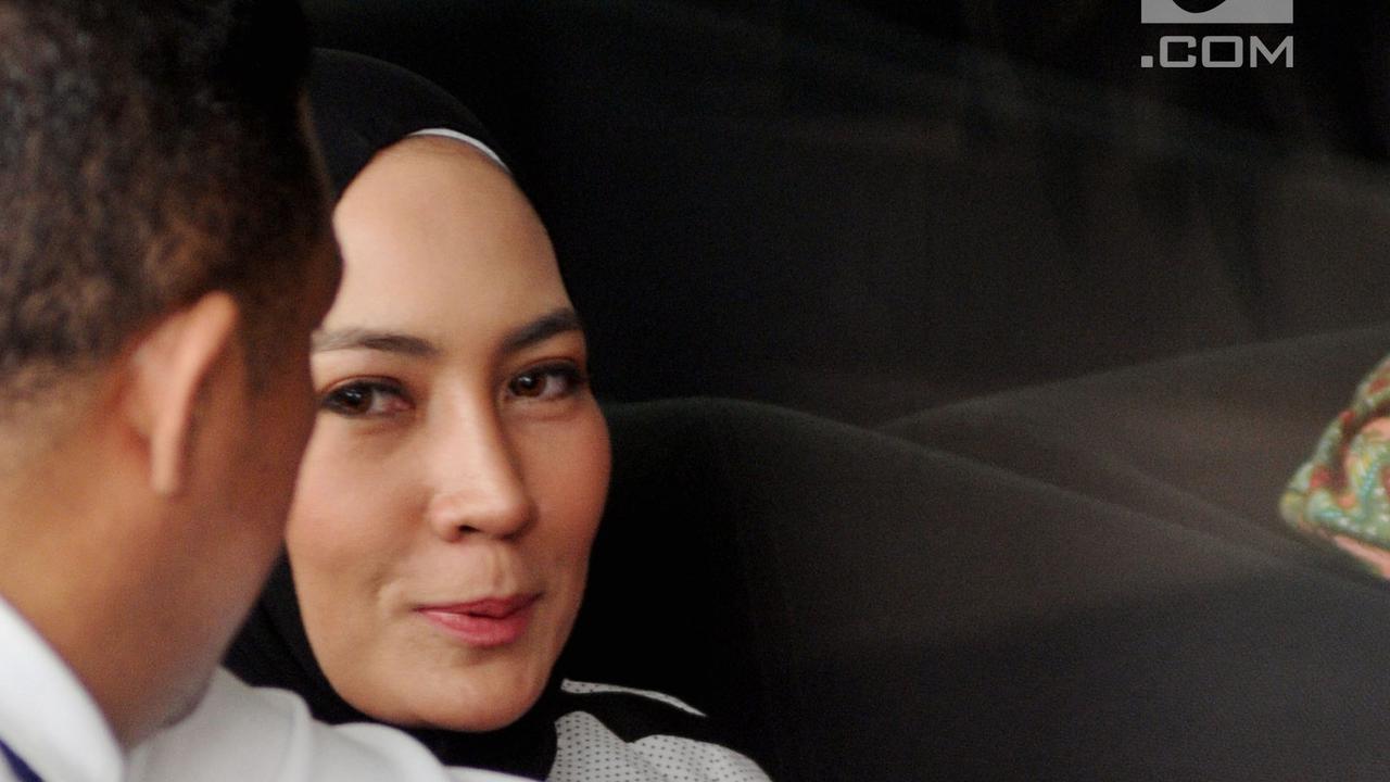 Sempat Mangkir, Model Cantik Steffy Burase Sambangi KPK