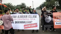 Sejumlah massa yang tergabung dalam Gerakan Mahasiswa Pembebasan (GMP) membentangkan spanduk saat menggelar aksi unjuk rasa Silang Monas, Jakarta, Rabu (12/7). Dalam aksinya mereka menolak Perppu pembubaran Ormas Islam. (Liputan6.com/Faizal Fanani)