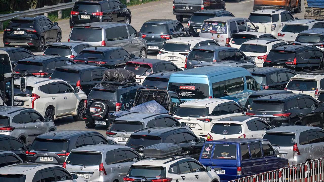 FOTO: Kemacetan Mengular di Gerbang Tol Cikampek Jelang Puncak Arus  Mudik Lebaran 2026