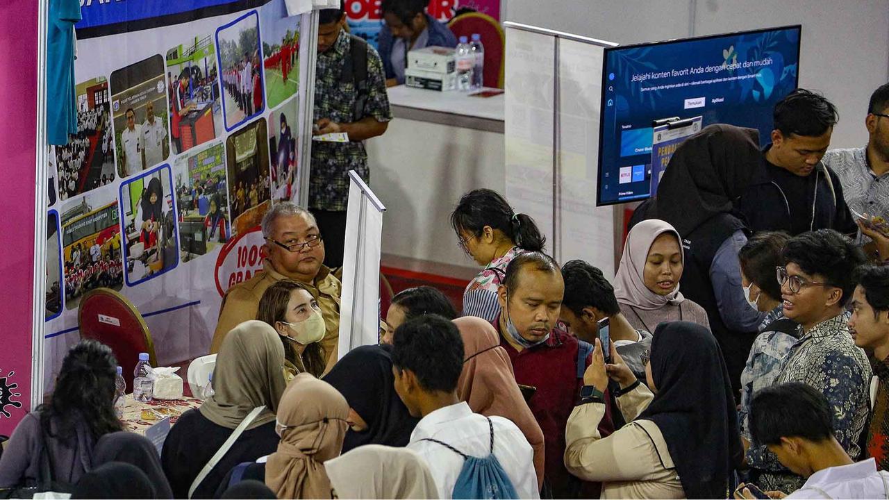 FOTO: Ribuan Pencari Kerja Padati Bursa Kerja di GOR Ciracas