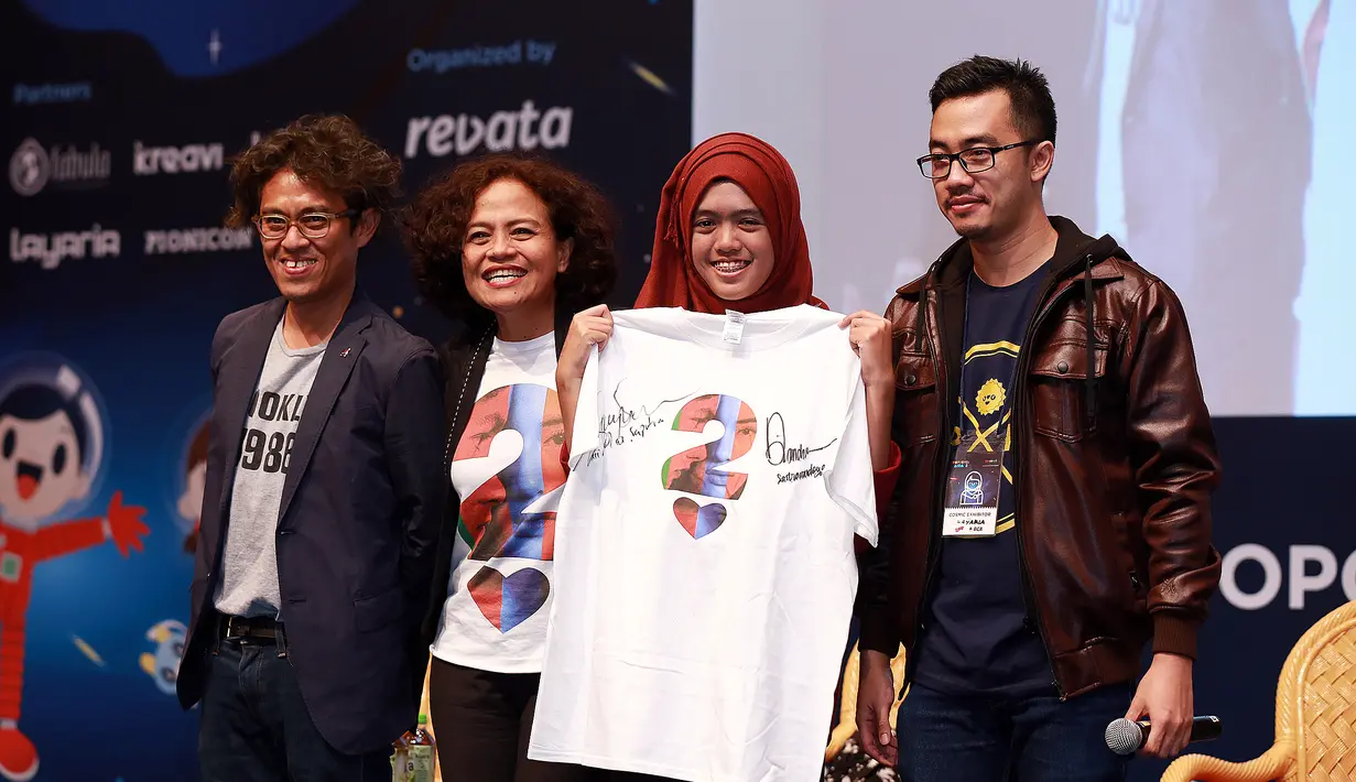 Peserta talkshow yang beruntung ini menang kuis dan mendapatkan hadiah berupa kaos AADC 2 yang ditandatangani oleh Dian Sastrowardoyo dan Nicholas Saputra. (Wimbarsana/Bintang.com)