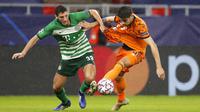 Penyerang Juventus,  Alvaro Morata, berebut bola dengan bek Ferencvaros, Lasha Dvali, pada laga lanjutan Liga Champions 2020/2021 di Puskas Arena, Kamis (5/11/2020) dini hari WIB. Juventus menang 4-1 atas Ferencvaros.  (AP Photo/Laszlo Balogh)