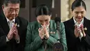 Perdana Menteri Thailand Paetongtarn Shinawatra (tengah) dan Wakil Perdana Menteri Thailand Phumtham Wechayachai (kiri) memberi isyarat saat memberikan keterangan kepada wartawan setelah penangguhannya oleh Mahkamah Konstitusi di Government House, Bangkok pada 1 Juli 2025. (Lillian SUWANRUMPHA/AFP)