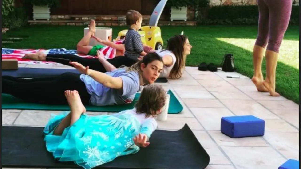 Asyiknya Drew Barrymore Berlatih Yoga Bersama si Kecil