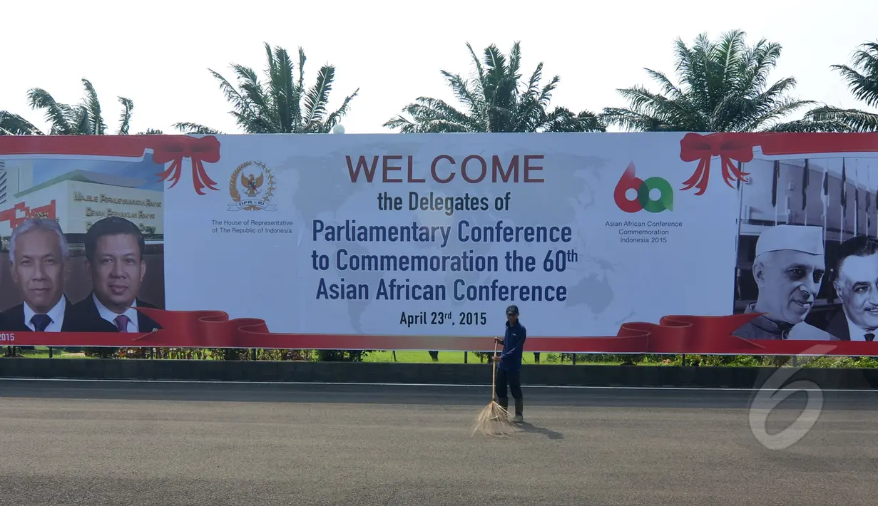 Petugas membersihkan halaman jelang Forum Parlemen Asia-Afrika di halaman Kompleks Parlemen Senayan, Jakarta, Selasa, (21/04/2015). ). DPR akan menjadi tuan rumah Konferensi Parlemen Asia Afrika pada Kamis (23/04/2015). (Liputan6.com/Andrian M Tunay)