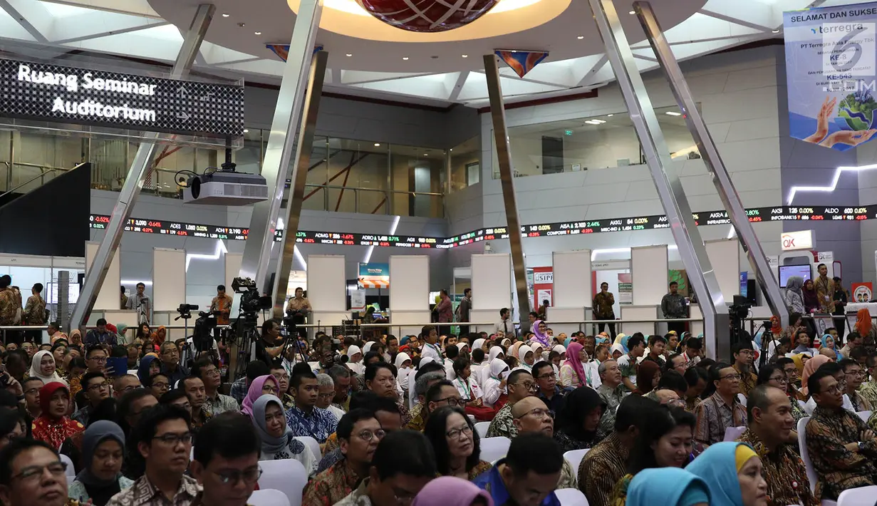Suasana acara peluncuran Strategi Perlindungan Konsumen Keuangan (SPKK) Otoritas Jasa Keuangan (OJK) di Bursa Efek Indonesia, Jakarta, Kamis (18/5). Acara peluncuran tersebut ditandai dengan pembukaan perdagangan saham. (Liputan6.com/Immanuel Antonius)