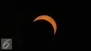 Pemandangan Gerhana Matahari Total (GMT) yang terlihat di Maba, Maluku Utara, Rabu (9/3). Di Maba, piringan matahari tertutup bulan selama 3 menit. Sayangnya, awan mendung bergelayut di depan matahari. (Liputan6.com/Anton William)