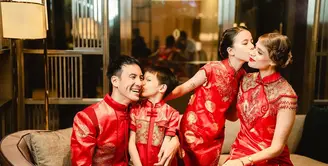 Daniel Mananta bersama keluarga kecilnya mencuri perhatian publik lewat sebuah photoshoot bertema Imlek. [Foto: Instagram/ VjDaniel]