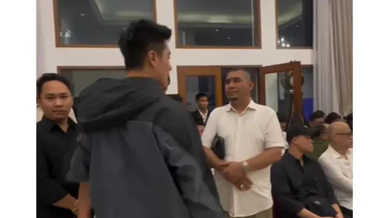 6 Potret Baim Wong Melayat Hotma Sitompul, Tetap Hadir Usai Sidang Perceraian