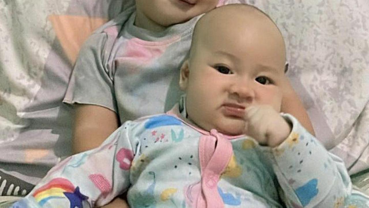 Gemas Berparas Bule! Potret Dua Anak Sidik Eduard yang Kini Alih Profesi Jadi Pedagang Cilok