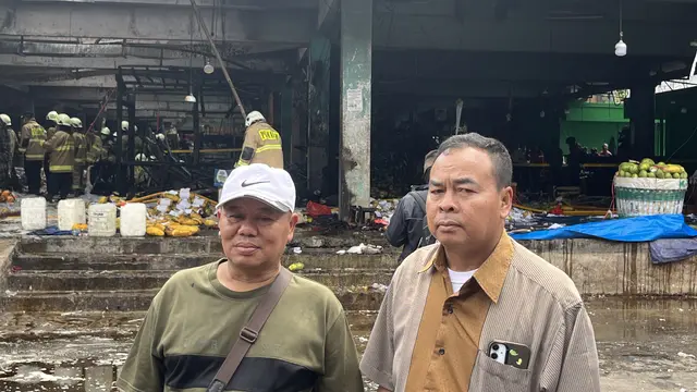 Pedagang di Pasar Induk Kramat Jati yang kiosnya Terbakar