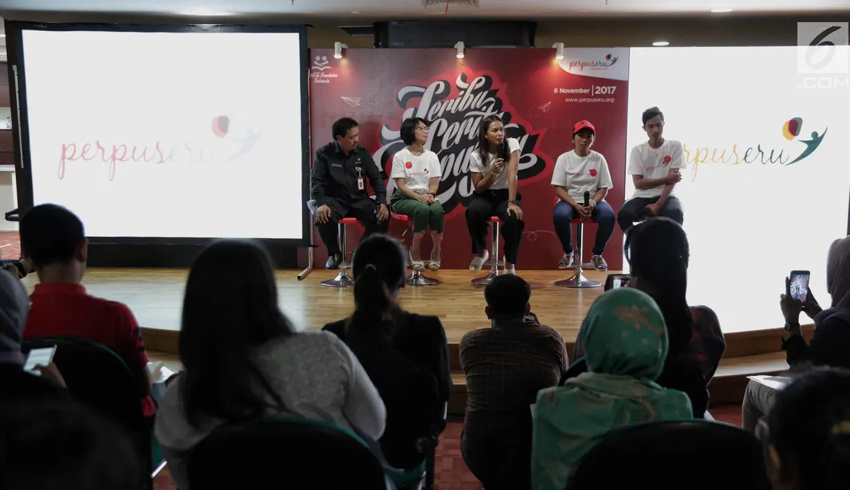 Suasana acara #SeribuCeritaPerpuSeru di Perpustakaan Nasional, Jakarta, Senin (6/11). Program ini untuk mengembangkan perpustakaan umum menjadi pusat belajar masyarakat yang memberikan pelayanan berbasis teknologi informasi.(Liputan6.com/Faizal Fanani)