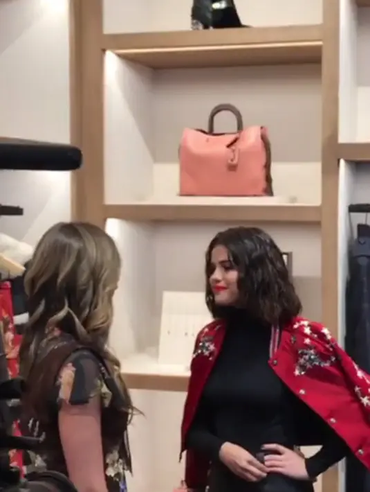 Cinta dan Selena kembali bertemu di Coach House 5th Avenue, New  York City. Terlihat para jurnalis dari media Internasional tampak mengabadikan momen tersebut. (Instagram/cintalaurakiehl)