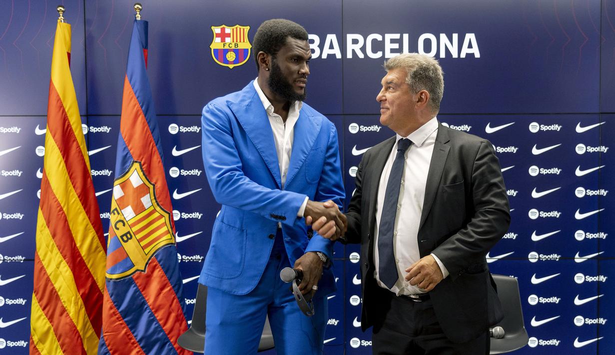 Pemain berkebangsaan Pantai Gading tersebut berlabuh ke Catalan dengan status bebas transfer usai kontraknya habis di AC Milan. (AP/Joan Monfort)