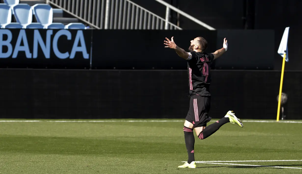 Penyerang Real Madrid, Karim Benzema merayakan gol kedua timnya yang dicetak ke gawang Celta Vigo pada lanjutan Liga Spanyol 2020/2021 di Balaidos, Sabtu (20/3/2021). Karim Benzema jadi bintang saat Real Madrid melibas Celta Vigo 3-1. (AP Photo/Lalo R.Villar)