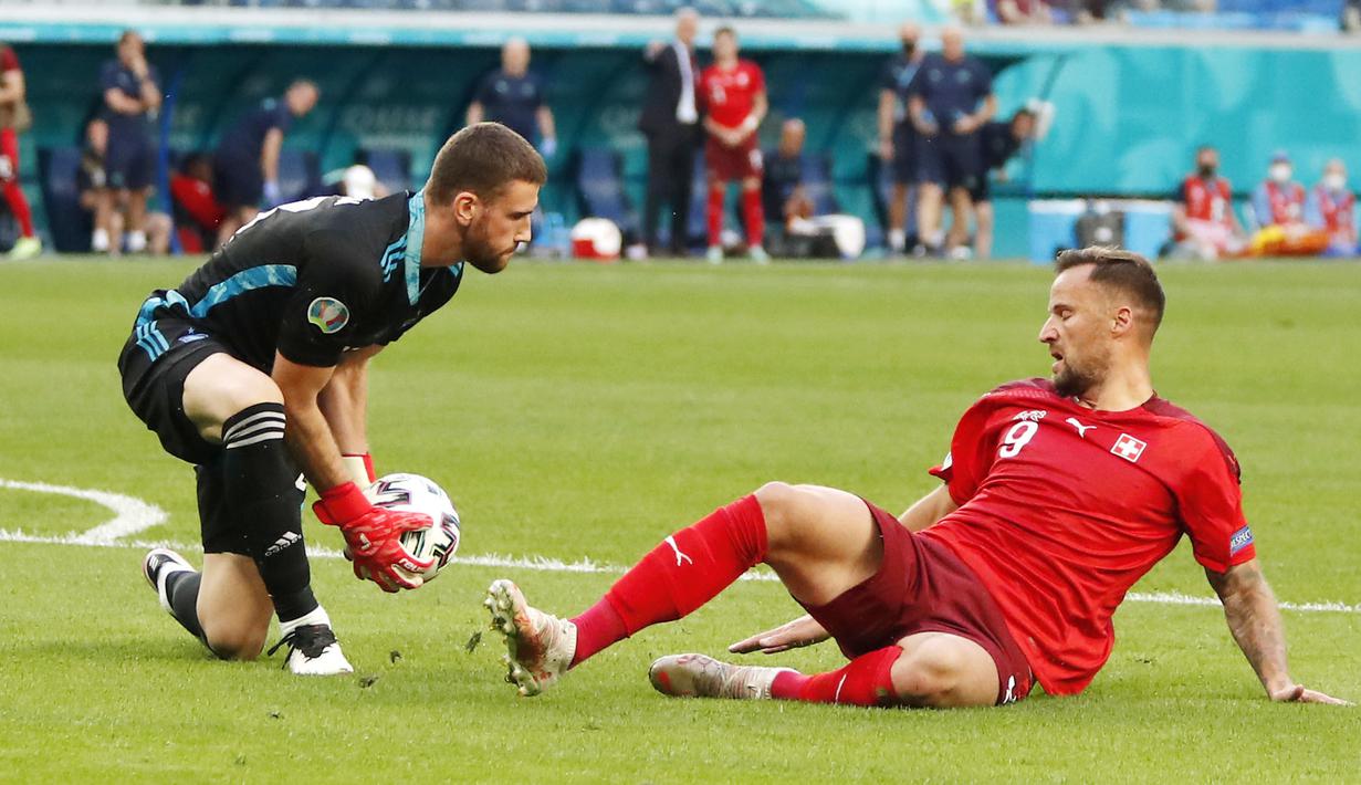 Sebagai pesepak bola yang berposisi sebagai kiper, Unai Simon merupakan penggemar berat legenda timnas Italia, Gianluigi Buffon. Sosok Buffon menjadi panutannya dalam menempuh karier profesional di lapangan hijau. (Foto:AP/Maxim Shemetov, Pool)