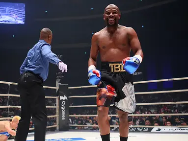 Petinju, Floyd Mayweather, berhasil mengalahkan kickboxer, Tenshin Nasukawa, pada laga eksebisi di Saitama Super Arena, Saitama, Senin (31/1). Tanding dengan aturan tinju, Mayweather menang TKO di ronde pertama. (AFP/Toshifumi Kitamura)