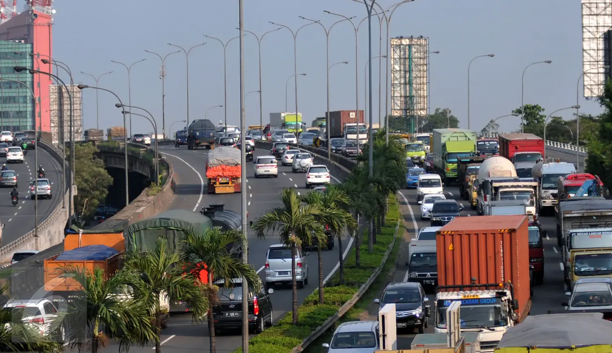 Kendaraan memadati jalan Tol Cawang Grogol di MT Haryono menuju Cikampek atau Jagorawi, Jakarta, (29/12). Mulai tanggal 30 Desember 2015 hingga 3 Januari pukul 24.00 WIB, semua truk angkutan barang dilarang masuk Tol Jakarta. (Liputan6.com/Yoppy Renato)