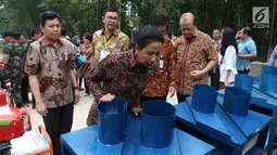 Menteri BUMN Rini Soemarno meninjau perlengkapan pendukung produksi pertanian di Tuban, Jawa Timur, Jumat (9/3). Pemerintah melalui PT BNI menyalurkan KUR kepada petani penggarap lahan hutan melalui Program Perhutanan Sosial. (Liputan6.com/Angga Yuniar)