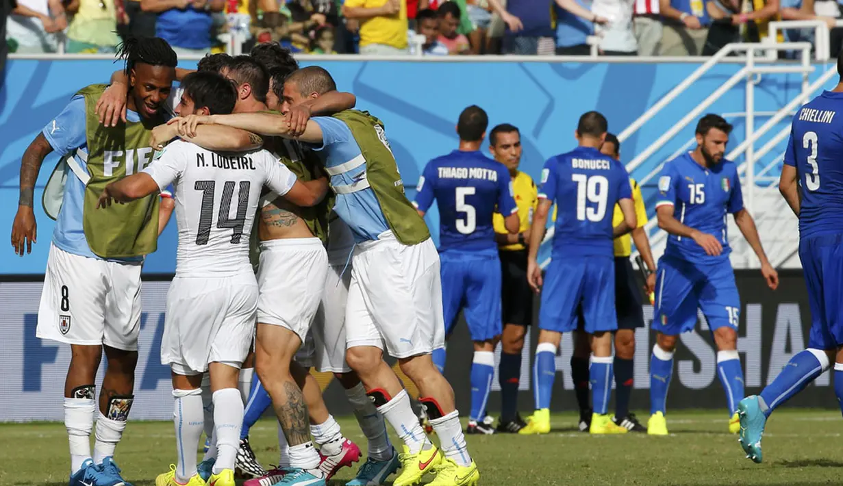 Selebrasi pemain Uruguay usai menumbangkan Italia 1-0 di laga penutup penyisihan Piala Dunia Grup D di Stadion das Dunas, Natal, Brasil, (24/6/2014). (REUTERS/Yves Herman)