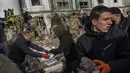 Para pejabat mengatakan, kebanyakan dari para korban tengah berada di dalam sebuah gedung apartemen  
ketika dua rudal Rusia menghantam. (AP Photo/Bernat Armangue)