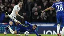 Bek Tottenham Hotspur Ben Davies (kiri) berebut bola dengan gelandang Chelsea Hakim Ziyech dalam semifinal leg pertama Piala Liga Inggris di Stamford Bridge, Kamis (6/1/2022) dini hari WIB. Chelsea mengungguli Tottenham Hotspur 2-0. (AP Photo/Kirsty Wigglesworth)