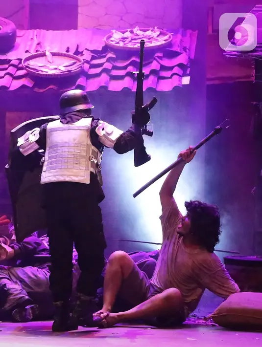 Pemain Teater Koma mementaskan lakon J J Sampah Kota di Graha Bhakti Budaya, Taman Ismail Marzuki, Jakarta, Kamis (7/11/2019). Musik K-Pop dan lagu-lagu lagi hits di kalangan milenial menjadi ramuan segar dari pertunjukan Teater Koma. (Fimela.com/Bambang E Ros)