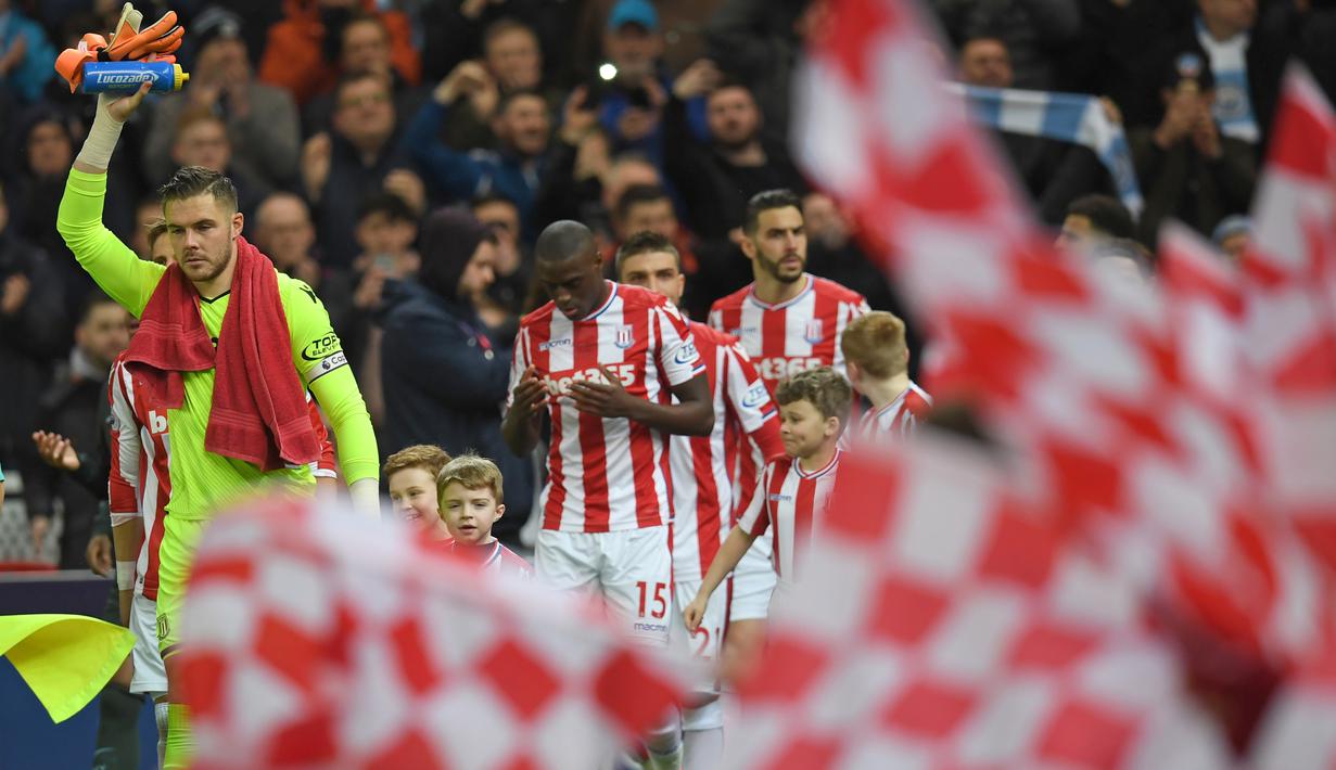 Kiper Stoke City, Jack Butland memberikan salam kepada fans usai laga melawan Manchester City pada lanjutan Premier League di Bet 365 Stadium, Stoke, (13/3/2018). Manchester City menang 2-0. (AFP/Paul Ellis)