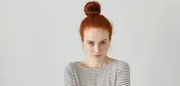 Sahabat Fimela, gaya messy top knot cocok digunakan untuk berbagai kesempatan. [Dok/freepik.com/wayhomestudio]