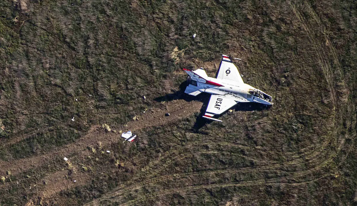 Pesawat F-16 terjatuh saat sedang melakukan devile untuk merayakan pesta wisuda sekolah angkatan udara amerika, Jumat (3/6). Kecelakaan tersebut terjadi di sebuah lapangan yang berjarak 15 mil dari sekolah akademi penerbangan tersebut. (Reuters/John Wark)