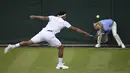 Aksi Petenis Prancis, Jo-Wilfried Tsonga  dan hakim garis saat laga melawan petenis Inggris Raya, Cameron Norrie pada babak pertama Wimbledon 2017 di The All England Lawn Tennis Club, Wimbledon, London, (3/7/2017). (AFP/Oli Scarff)