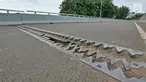 Penampakan retakan yang terjadi di flyover Cengkareng, Jakarta, Kamis (27/12). Terdapat celah pada retakan itu yang dapat melihat bagian bawah jembatan. (Liputan6.com/Herman Zakharia)