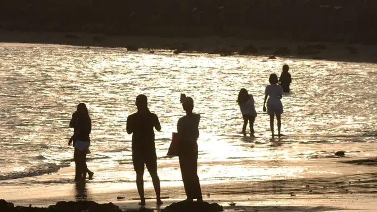 Pemprov Bali membuat aturan baru turis asing masuk Bali mulai tahun depan. Kepala Dinas Pariwisata Provinsi (Kadispar) Bali Tjok Bagus Pemayun mengatakan pihaknya mewajibkan turis asing membayar Rp150 ribu mulai Februari 2024.