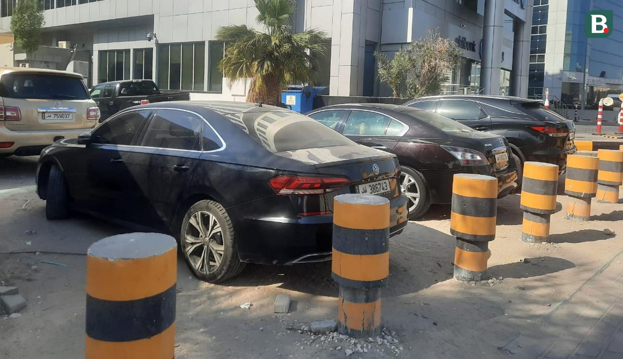 <p>Pemandangan tak biasa terlihat di pinggir jalanan yang terletak di Kota Doha, Qatar saat Bola.com melakukan peliputan langsung Piala Dunia 2022. Banyak mobil-mobil mewah yang terparkir berjejer namun terlihat sangat kotor. (Bola.com/Hendry Wibowo)</p>