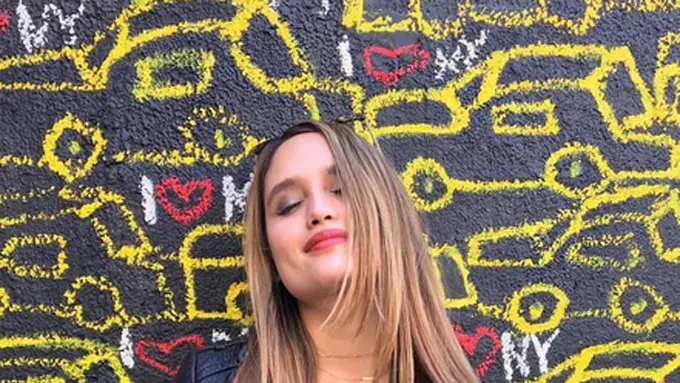 [Bintang] Cinta Laura