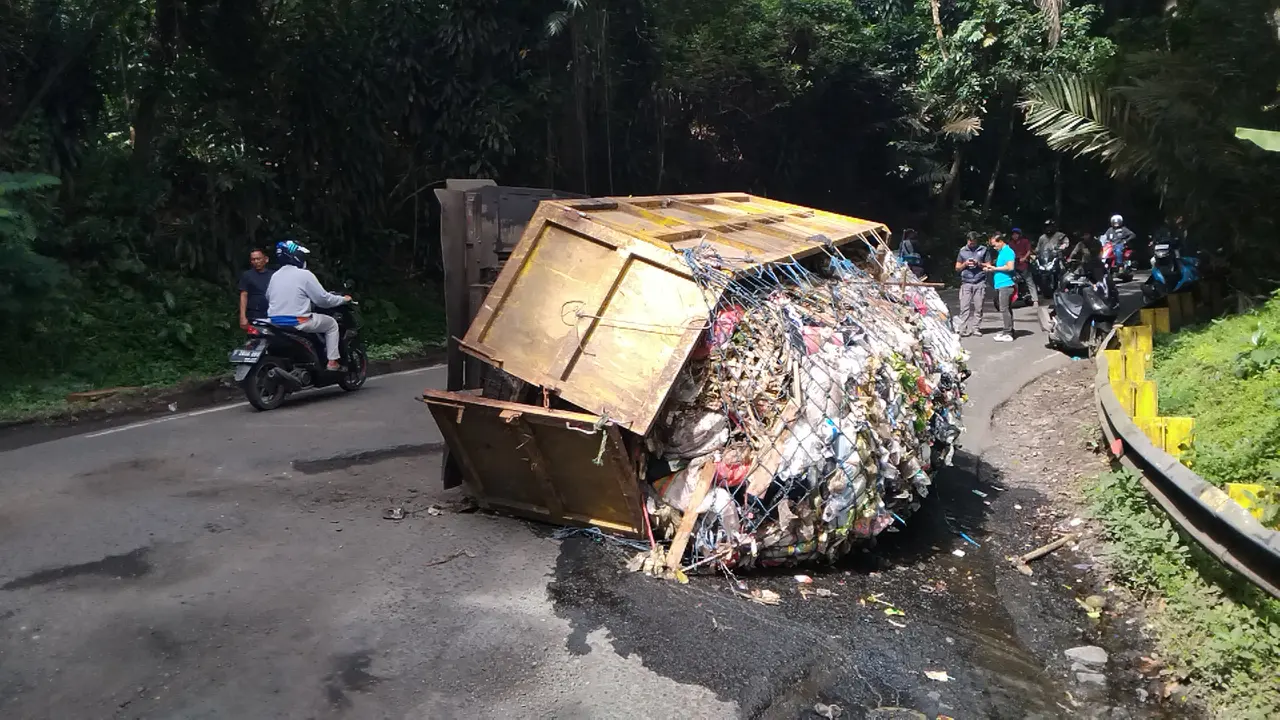 Truk DLH Sukabumi kecelakaan. (Liputan6.com/Fira Syahrin)